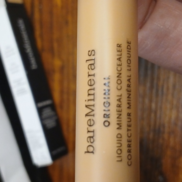 bareMinerals Original Liquid Mineral Concealer - Light/med 2.5 W - Picture 2 of 8